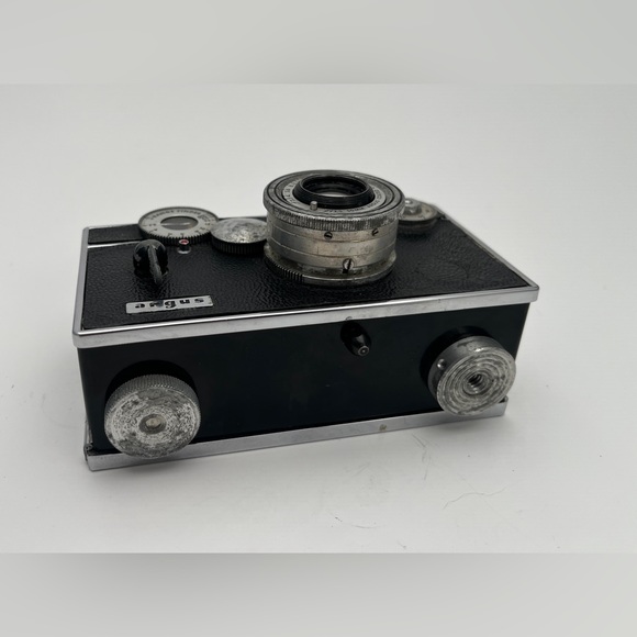 Vintage 35 Brownie, Argus C3 50mm camera, Charlie Chaplain film & 2 vintage Mags - Picture 6 of 16